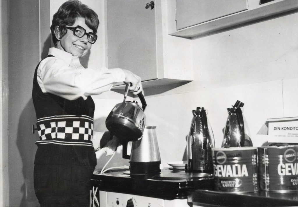 Föreståndare Anna-Lisa Arvedson kokar kaffe