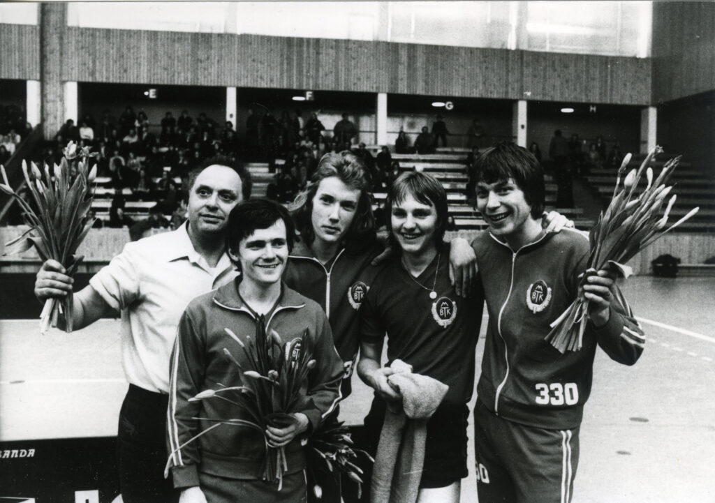 Mölndals Bordtennisklubb firar Elitserievinst och SM guld, fyra spelare och ledare längsta till höger Kjell "hammaren" Johansson