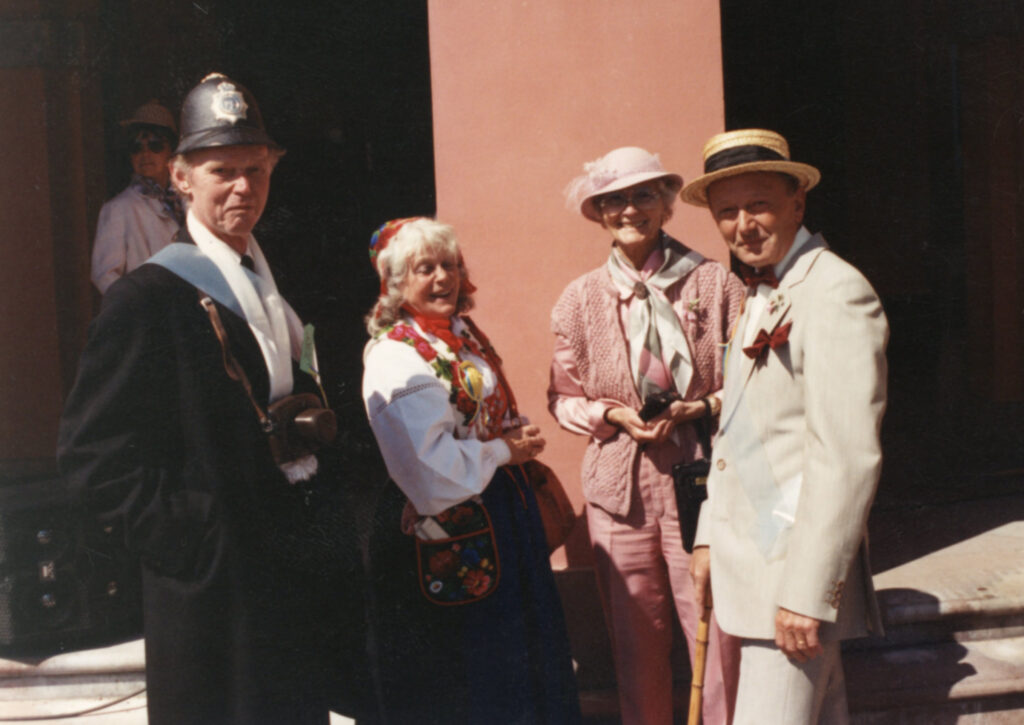 Första offentliga evenemanget på Gunnebo Slott 1990-06-03. Till vänster: Lars och Margit Wannerberg. Också i bilden: kommunalrådet Thor Mattisson i halmhatt som satt i juryn som utsåg bästa hattarna i paraden.