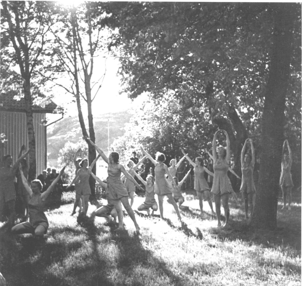 Armarna uppåt sträck. Zephyr i sitt esse i Kvarnbygården tidigt 1930-tal